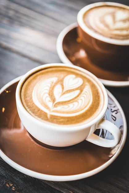 Chávena de café com uma flor de espuma