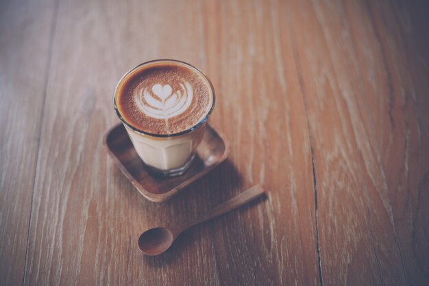 Chávena de café em uma mesa de madeira