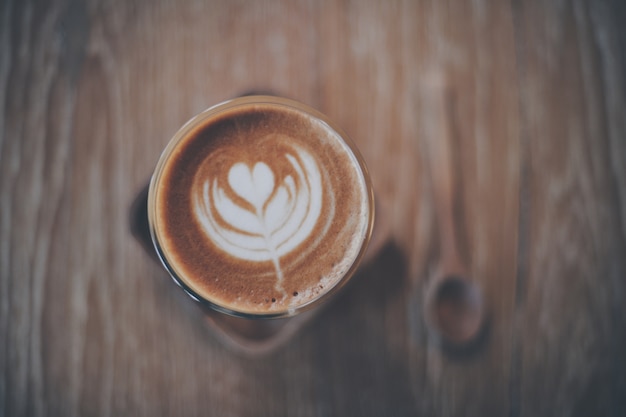 Foto grátis chávena de café em uma mesa de madeira