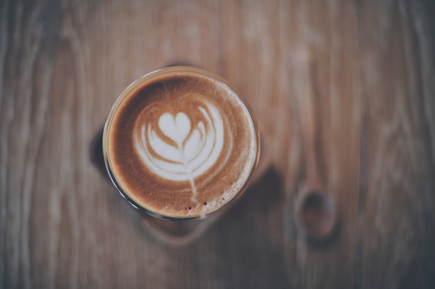 Chávena de café em uma mesa de madeira