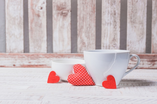 Foto grátis chávenas de café com corações que saem deles