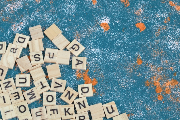 Foto grátis chaves de dominó de madeira com letras impressas nelas