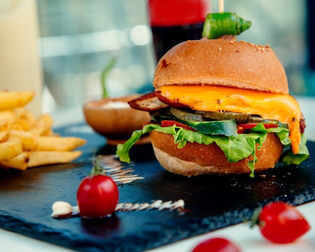 Cheeseburger de frango crocante e batatas fritas