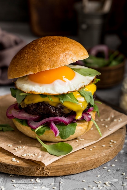 Cheeseburguer com ovo frito