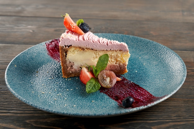 Foto grátis cheesecake clássico com frutas vermelhas em prato decorado