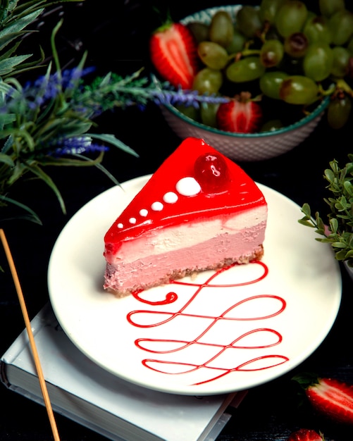 Foto grátis cheesecake de cereja no prato