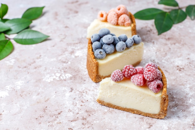 Cheesecake de newyork caseiro com frutas congeladas e hortelã, sobremesa orgânica saudável, vista superior