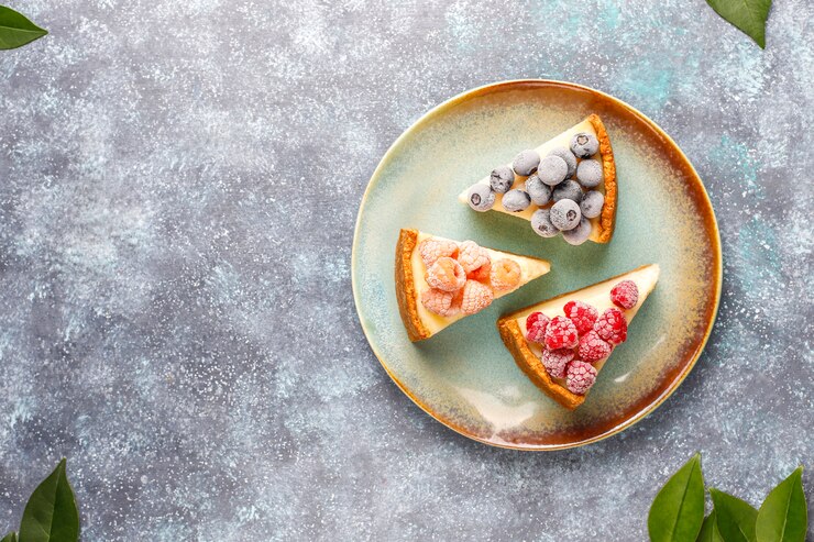 Foto grátis cheesecake de newyork caseiro com frutas congeladas e hortelã, sobremesa orgânica saudável
