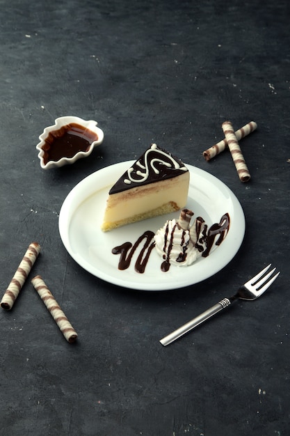 Foto grátis cheesecake de superfície de chocolate com sorvete