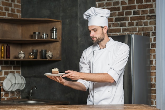 Chef apresentando sobremesa na cozinha