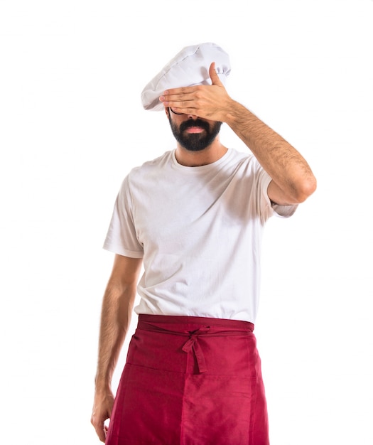 Chef cobrindo os olhos