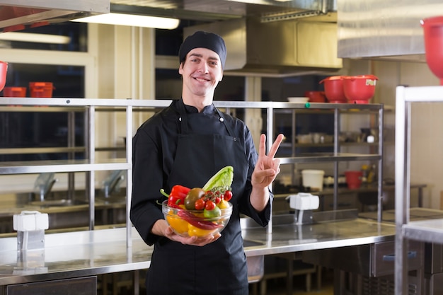 Foto grátis chef com frutas e legumes