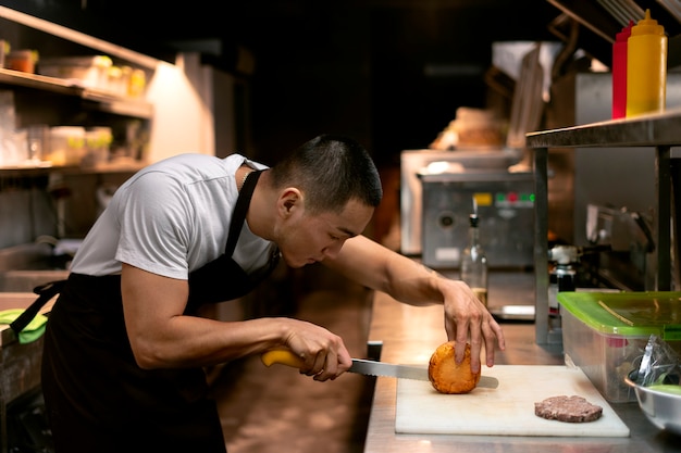 Foto grátis chef cozinhando na cozinha vestindo roupas profissionais