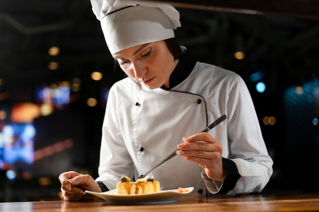 Foto grátis chef cozinhando na cozinha vestindo roupas profissionais