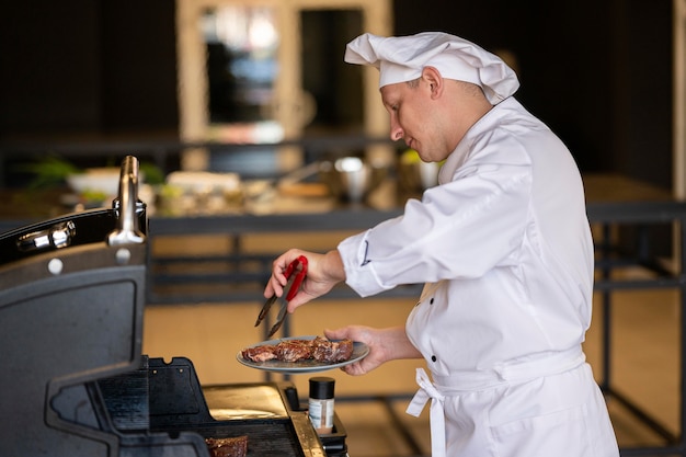 Foto grátis chef cozinhando na cozinha