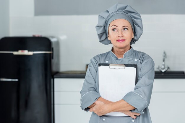 Chef de alto ângulo na cozinha