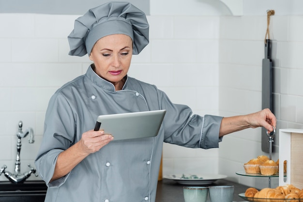 Foto grátis chef de alto ângulo no trabalho de cozinha