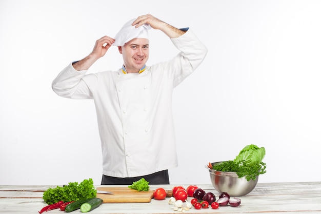 Chef de cozinha salada de legumes frescos em sua cozinha