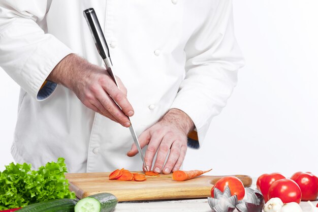 Chef de cozinha salada de legumes frescos em sua cozinha