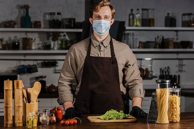 Chef de meia dose com máscara e salada