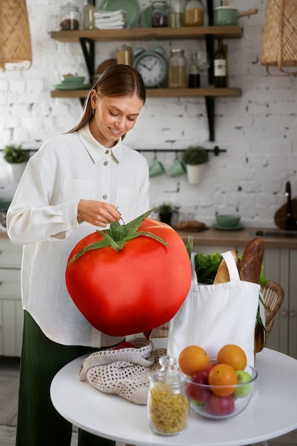 Chef de vista frontal segurando tomate gigante
