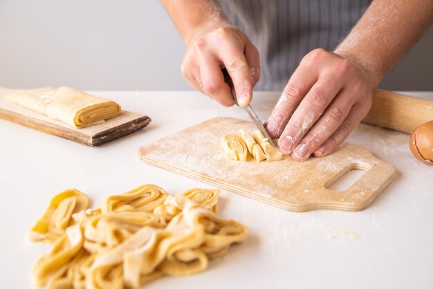 Chef fazendo macarrão