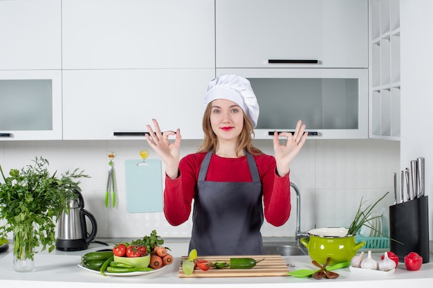 Chef feminino com chapéu de cozinheiro fazendo sinal de ok