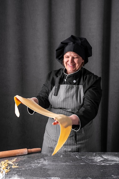 Foto grátis chef feminino segurando a folha de massa