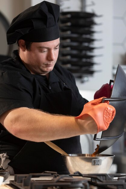 Chef masculino cozinhando na cozinha