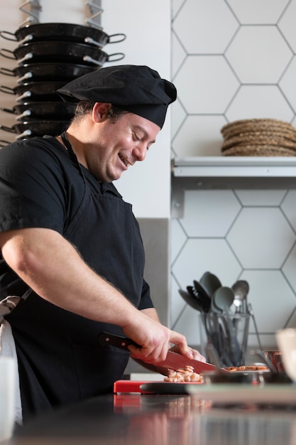 Chef masculino cozinhando na cozinha