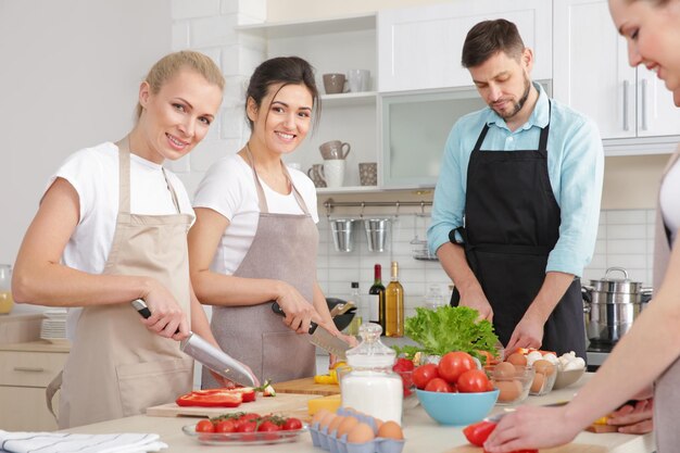 Chef masculino e grupo de pessoas nas aulas de culinária