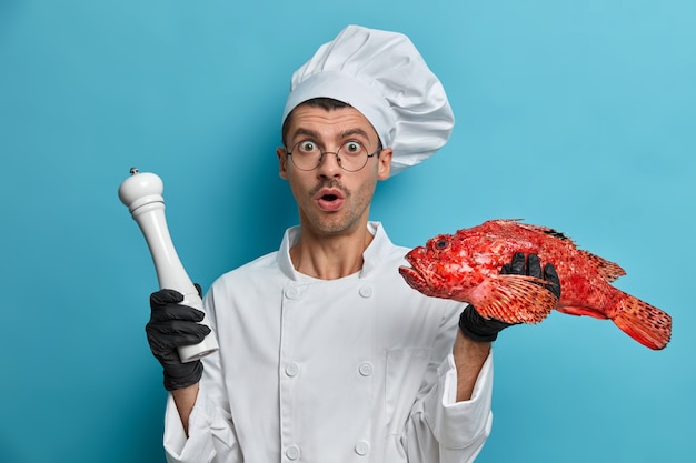 Foto grátis chef masculino profissional surpreso
