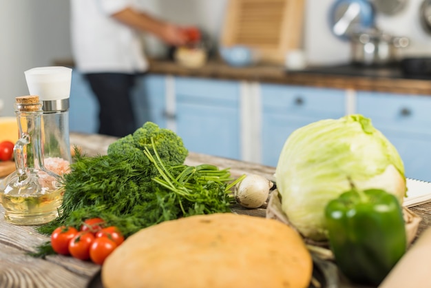 Foto grátis chef na cozinha cozinhando com legumes