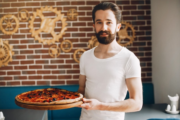 Foto grátis chef na cozinha prepara pizza