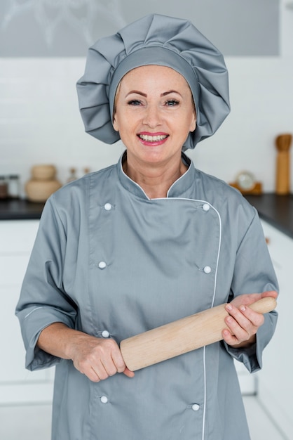 Chef na cozinha preparada para cozinhar