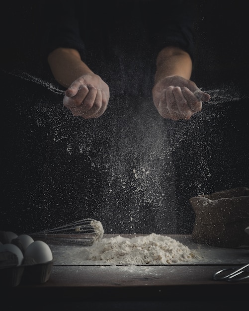 Foto grátis chef, polvilhando farinha