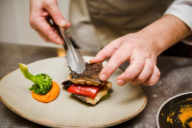 Foto grátis chef prepara deliciosos peixes close-up