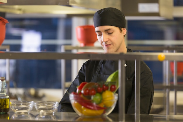 Foto grátis chef prepara uma receita