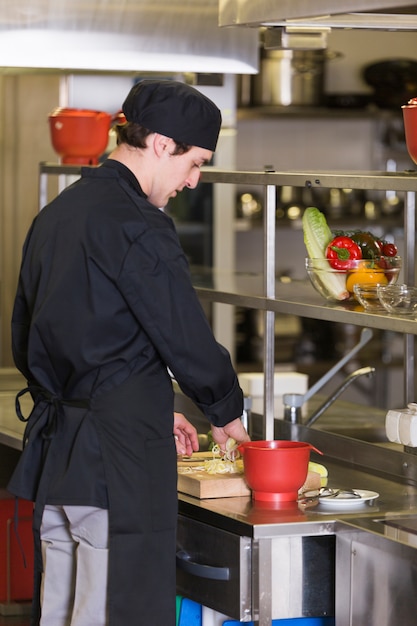 Foto grátis chef prepara uma receita