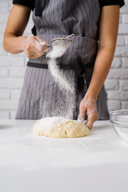 Foto grátis chef preparando sobremesa do dia da epifania