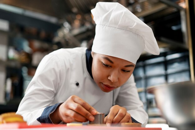 Foto grátis chef profissional de tiro médio a trabalhar