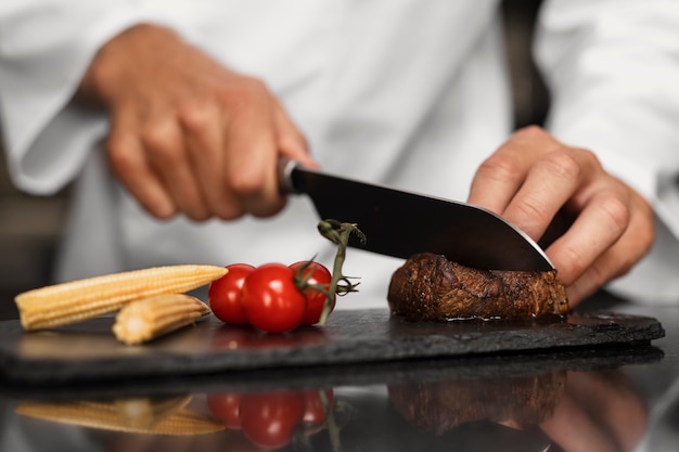 Foto grátis chef profissional preparando comida na cozinha