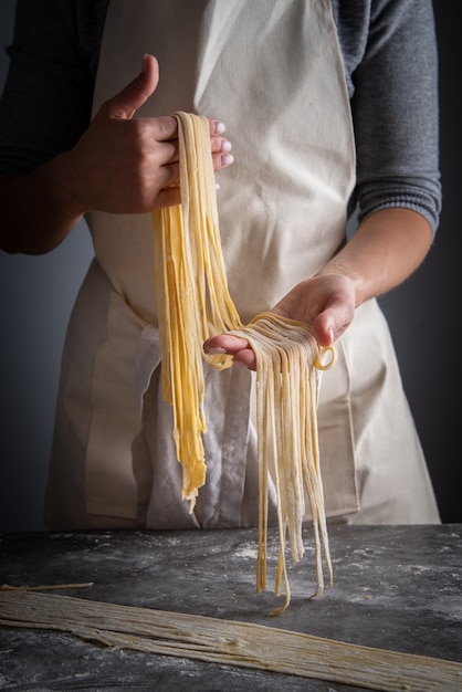 Chef segurando macarrão cru