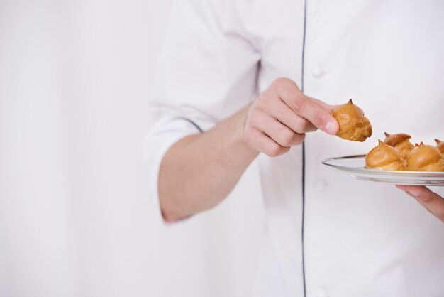 Foto grátis chef segurando o prato de merengue