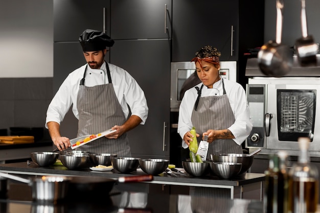 Foto grátis chef trabalhando juntos em uma cozinha profissional