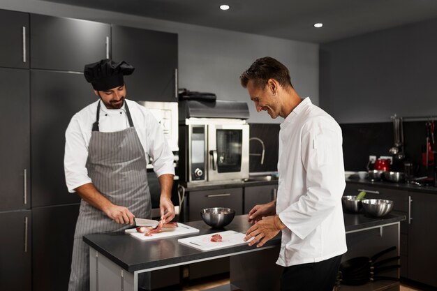 Foto grátis chef trabalhando juntos em uma cozinha profissional