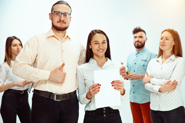 Chefe aprovando e parabenizando jovem funcionário de sucesso