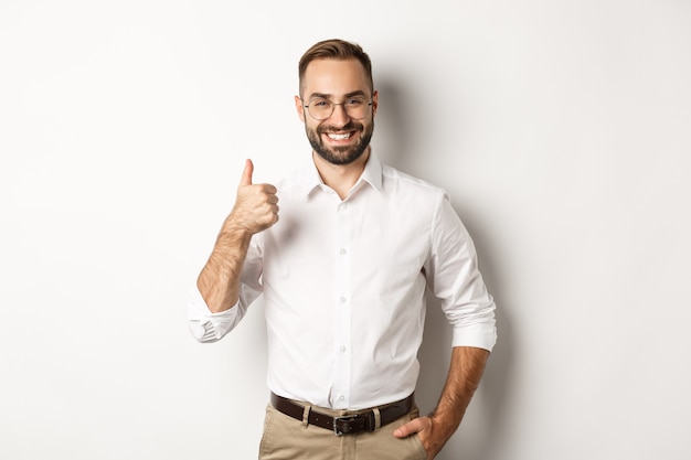 Chefe bem-sucedido satisfeito mostrando o polegar, aprovar e elogiar o bom trabalho, branco