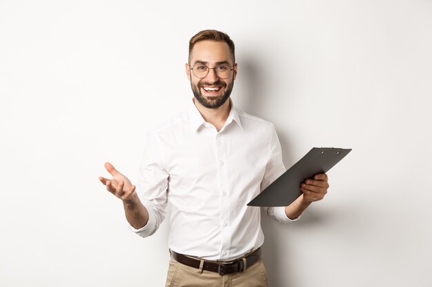 Chefe bonito parecendo satisfeito, segurando a prancheta e elogiando você, de pé