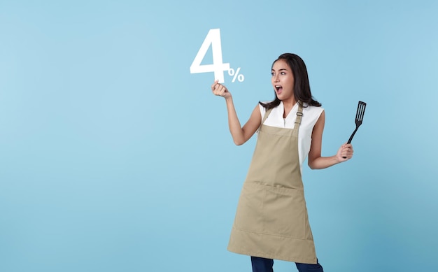 Chefe de mulher profissional asiática empreendedora mostrando e segurando 4 números ou quatro por cento